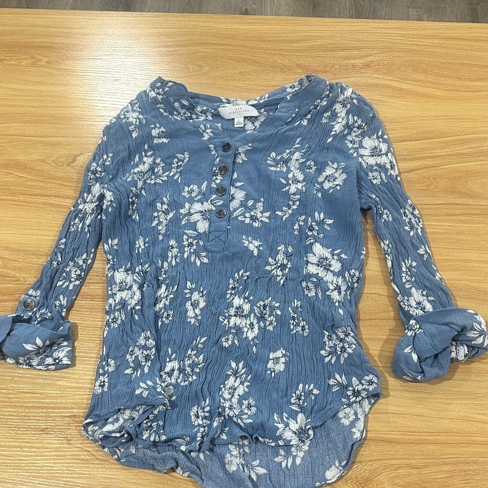 New Directions Blue and White Floral Blouse size L